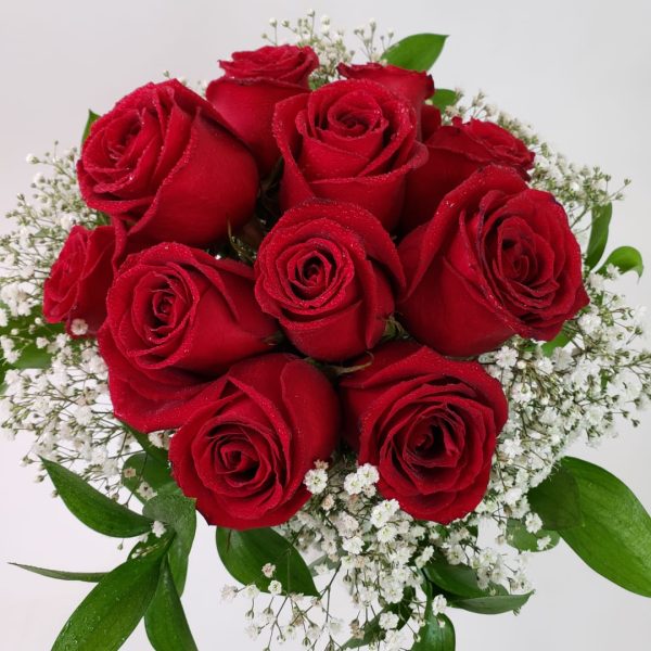 Buquê com 12 Rosas Nacionais "Clássico Eterno" e folhagens.