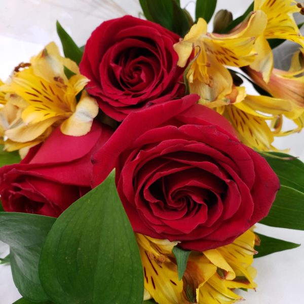 Buquê Rosas Nacionais "Meu Carinho" com Alstroemérias e Ferrero Rocher - Image 3