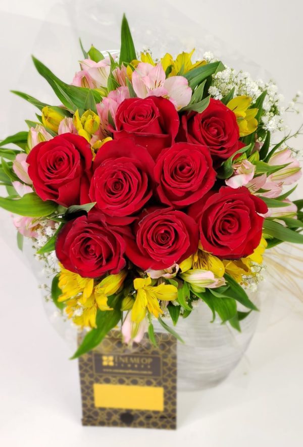 Buquê de Rosas Nacionais Vermelhas Ternura em Flor - Imagem 2