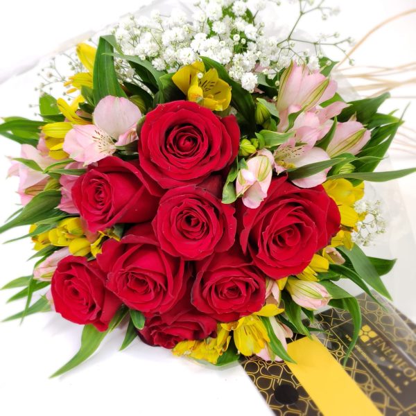Buquê de Rosas Nacionais Vermelhas Ternura em Flor - Imagem 3