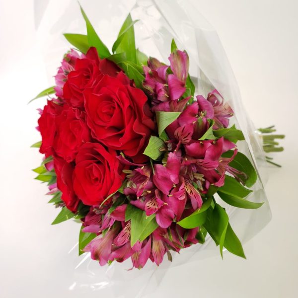 Buquê com 06 Rosas Vermelhas Nacionais