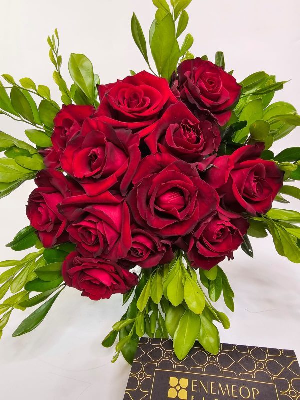 Buquê 12 Rosas Vermelhas Nacionais e Folhagens - Paixão Encantada - Imagem 6