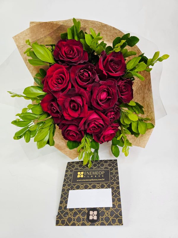 Buquê 12 Rosas Vermelhas Nacionais e Folhagens - Paixão Encantada