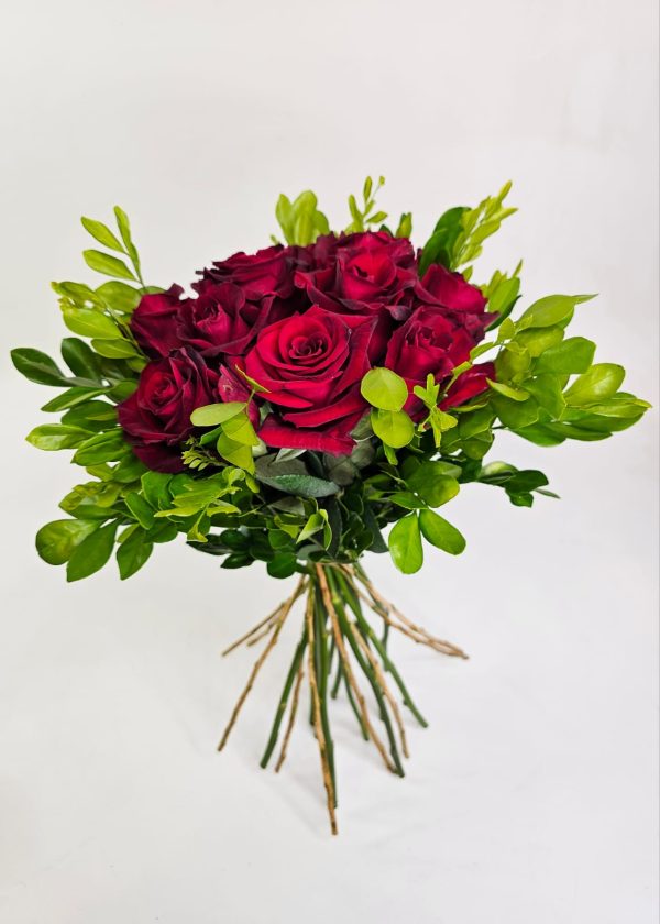 Buquê 12 Rosas Vermelhas Nacionais e Folhagens - Paixão Encantada - Imagem 4