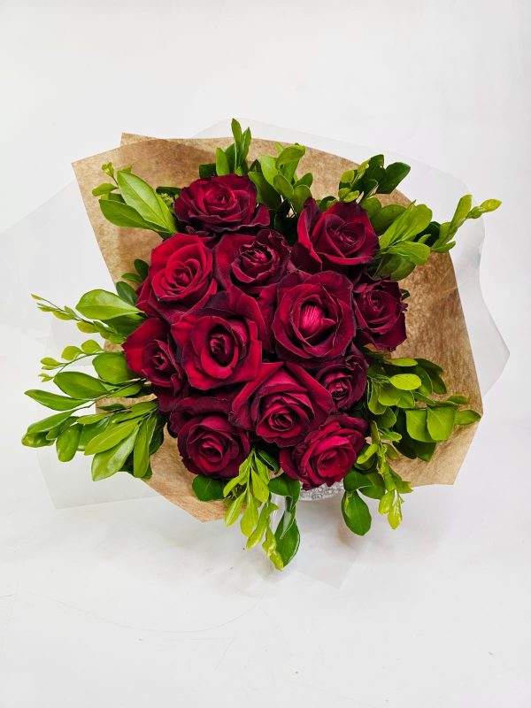 Buquê 12 Rosas Vermelhas Nacionais e Folhagens - Paixão Encantada - Imagem 2