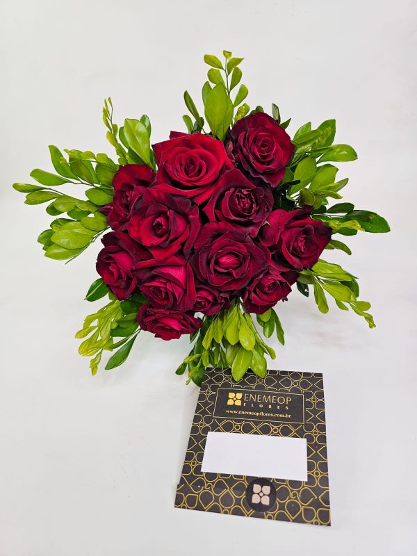Buquê 12 Rosas Vermelhas Nacionais e Folhagens - Paixão Encantada - Imagem 7