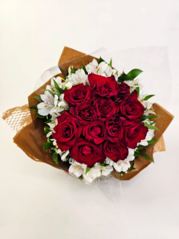 Romance em Flor- Buquê de 12 Rosas Nacionais e Alstroemérias Brancas - Image 6