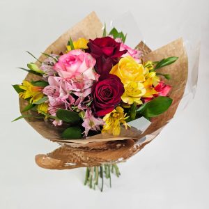 Buquê Mix de (06) Rosas Nacionais e Alstroemérias Coloridas- Colorir Sentimentos