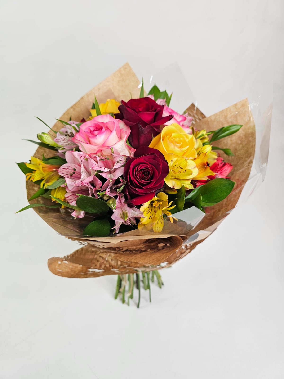 Buquê Mix de (06) Rosas Nacionais e Alstroemérias Coloridas- Colorir Sentimentos