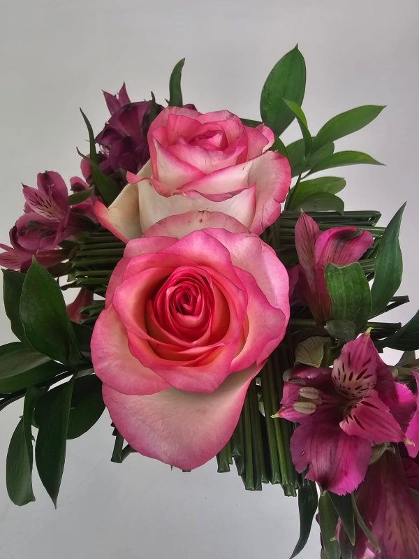 Arranjo 2 Rosas Nacionais e Junco "Onde o amor floresce"