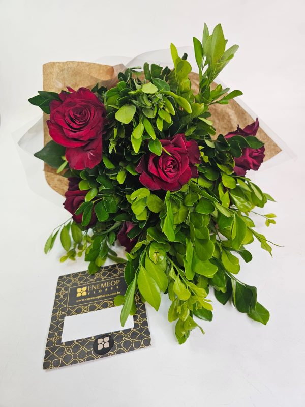"Amor em Folhas" com 08 rosas vermelhas