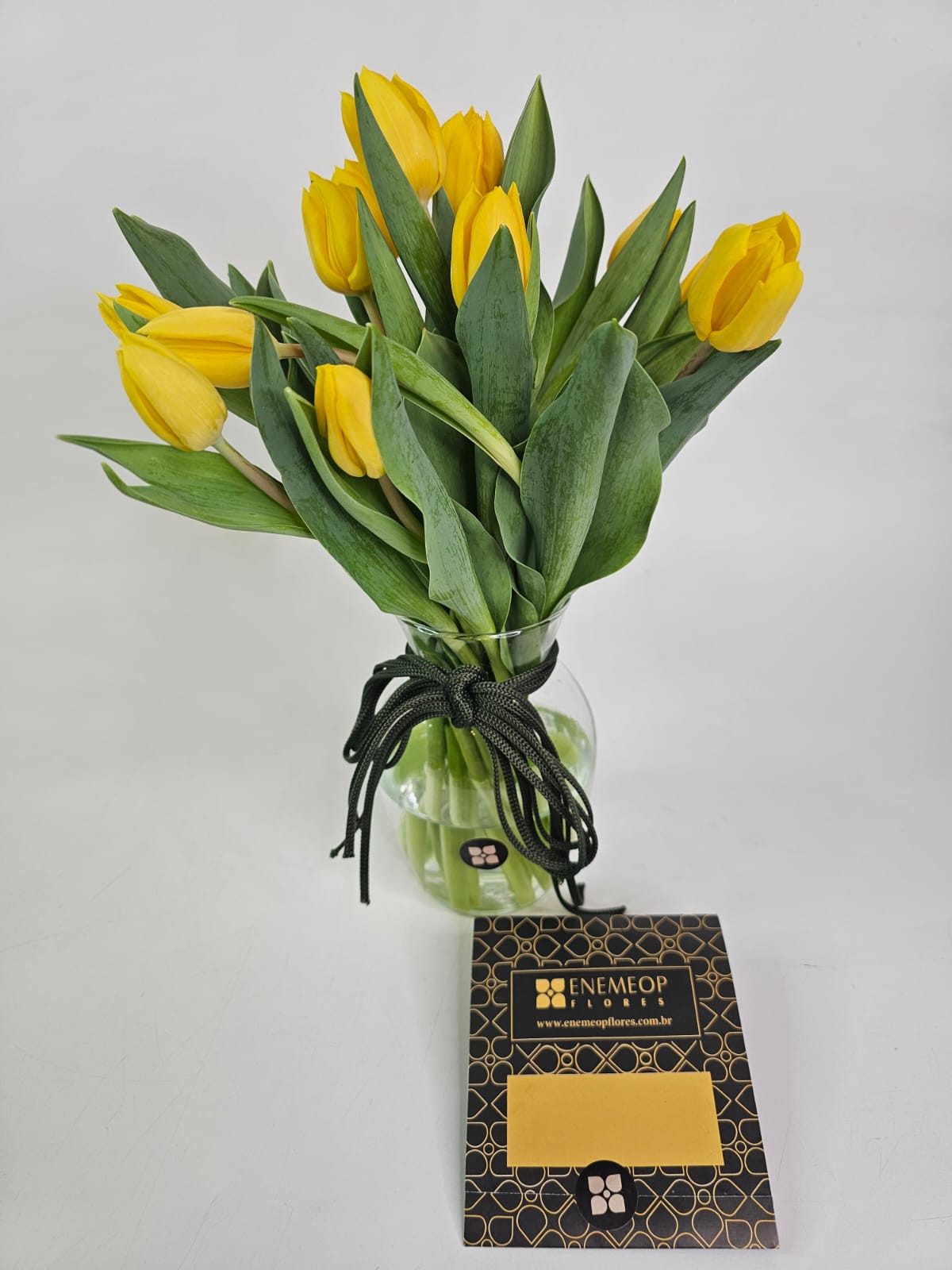 067 – Buquê de Tulipas: Elegância e Sofisticação em Forma de Flores