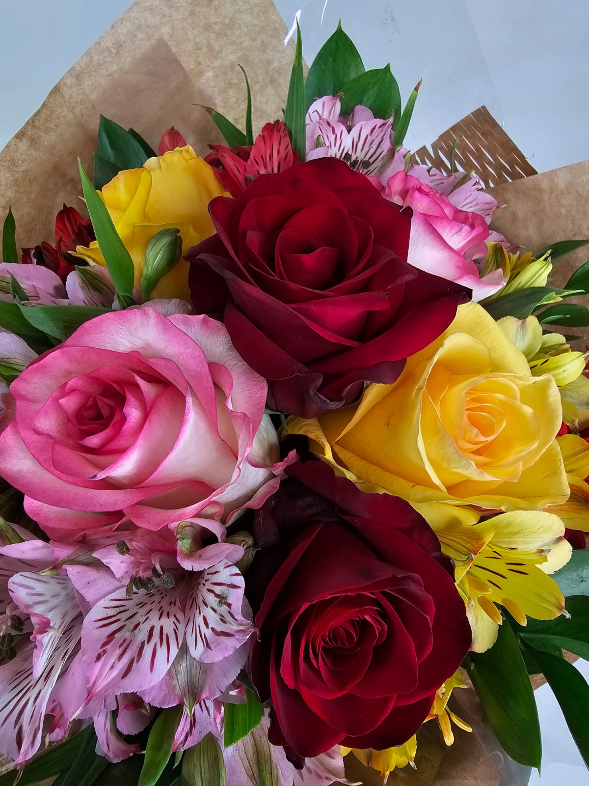 Buquê Mix de (06) Rosas Nacionais e Alstroemérias Coloridas- Colorir Sentimentos - Imagem 7