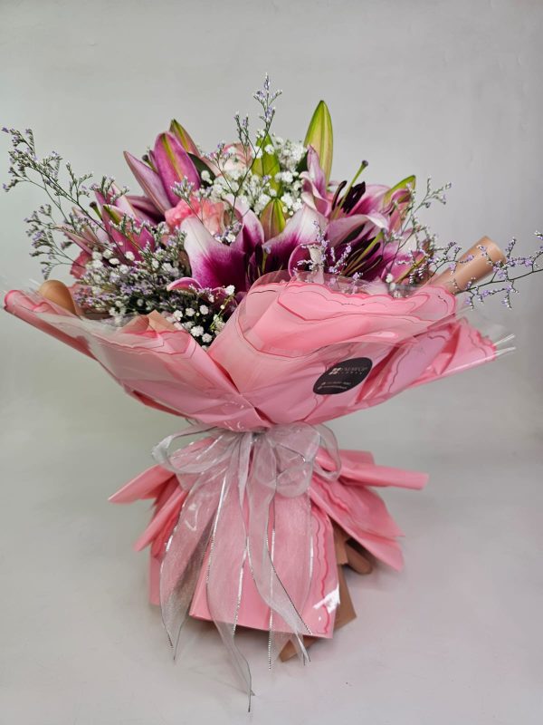 Buquê Lírios Rosas Rosa, Cáspia e Gipssofila - Imagem 3