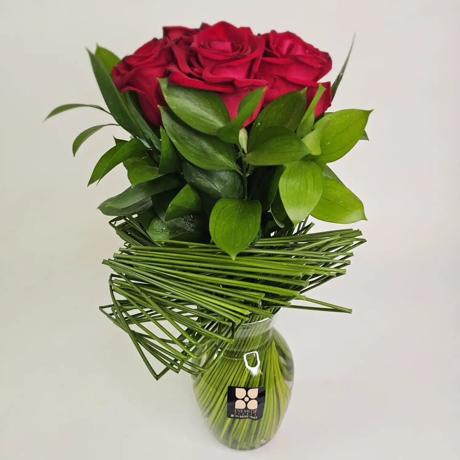 Forma Rubra - Buquê de rosas no vaso de vidro